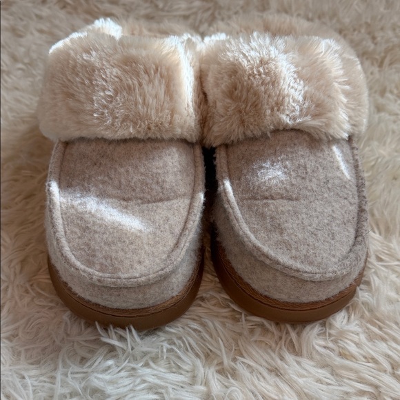 Dearfoams Cream and Tan Women's Size Small 5-6 Slippers - Picture 3 of 8